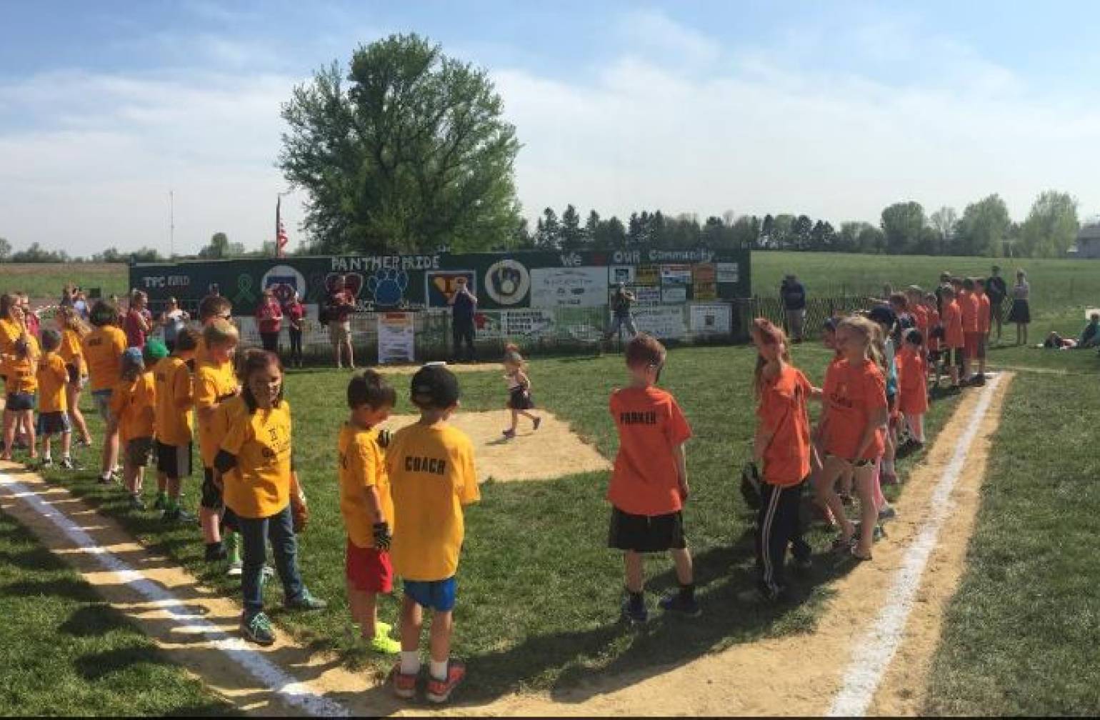 Kids gather around baseball diamond for field of dreams game 